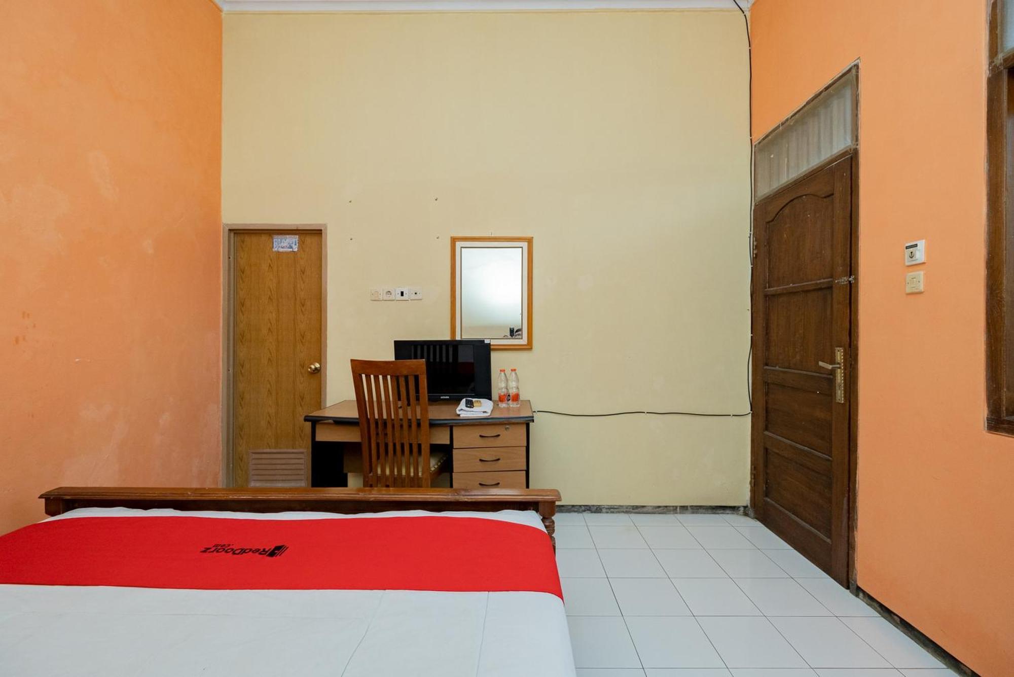 Reddoorz Syariah At Jalan Sunan Giri Tuban Hotel Tuban  Exterior foto