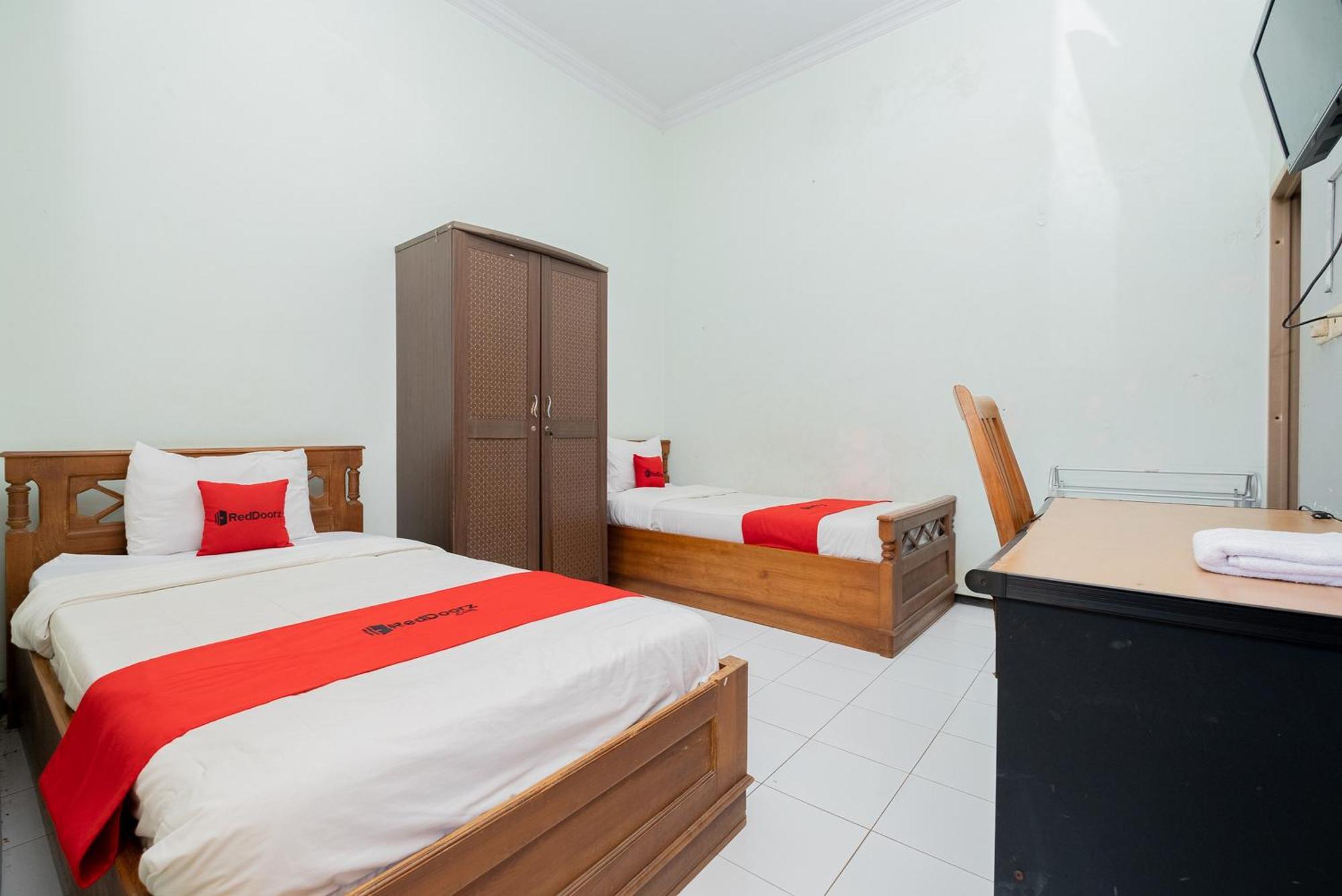 Reddoorz Syariah At Jalan Sunan Giri Tuban Hotel Tuban  Exterior foto